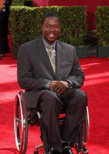 Daryl Mitchell using a wheelchair on the red carpet.